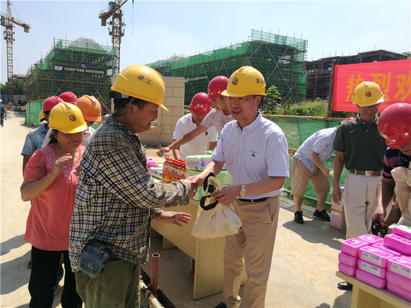 包中海调研安吉华都  看望慰问建筑工人