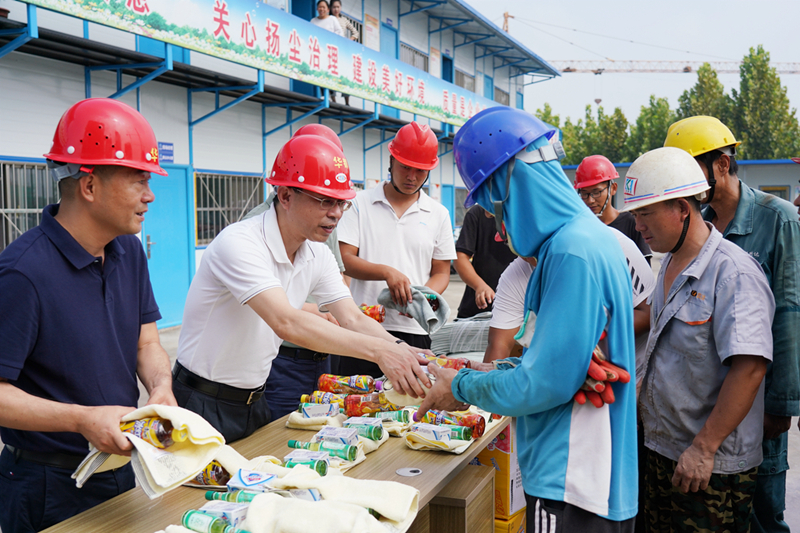 防暑降温保生产 领导送凉沁人心